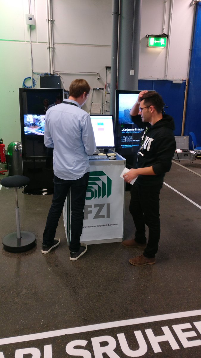 FZI_official's tweet photo. Auf dem #newNewFestival vertreten Dr. Dominik Riemer und Cedric Kulbach das FZI.  Sie erklären dort anhand des #Streampipes-Demonstrators die vereinfachte Verarbeitung von Echtzeit-Datenströmen. @CODE_n https://t.co/8d40KAW0bi