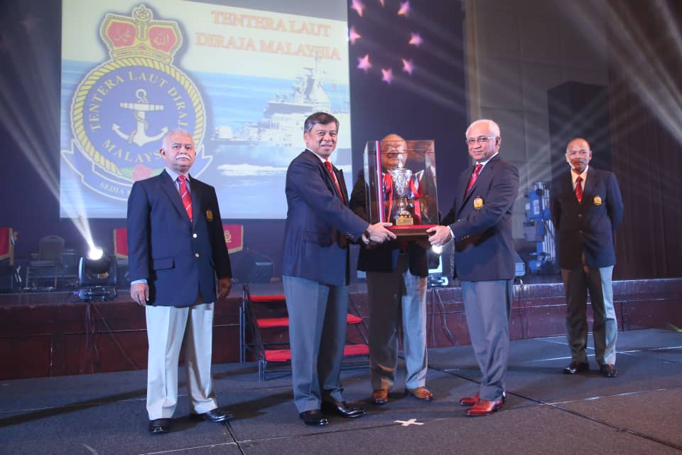 tldm_rasmi's tweet photo. Perfect 10!
TLDM berjaya mengekalkan gelaran sebagai Johan Antara Perkhidmatan 2017, melengkapkan kejuaraan kali ke-10 berturut-turut.
#Kebanggaan
#NavyPeople https://t.co/mRnKG7YlEQ