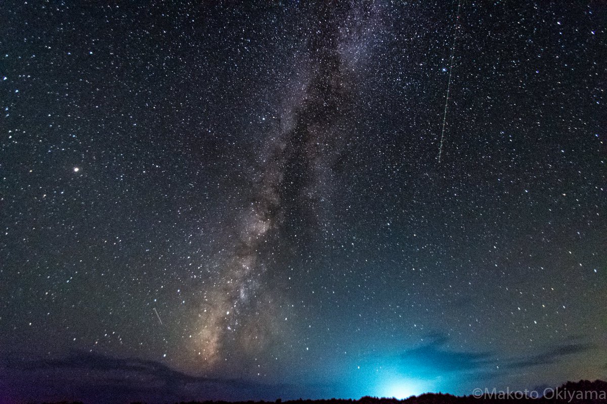 Twitter पर Makoto Okiyama 今宵の天の川 三宅島 星空 星景 天の川 今崎 漁火 ファインダー越しの私の世界 写真好きな人と繋がりたい 今日も星空が綺麗だったので 仕事帰りに今崎に 南西方向の溶岩の岩場から伸びる天の川 地平線 の明るい青い光は漁火