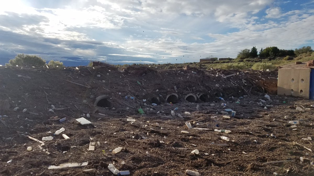OvalDogs's tweet image. Our family will be back to clean this up. Anouther reason to stop drinking so much soda! #reduce #BalloonFiesta