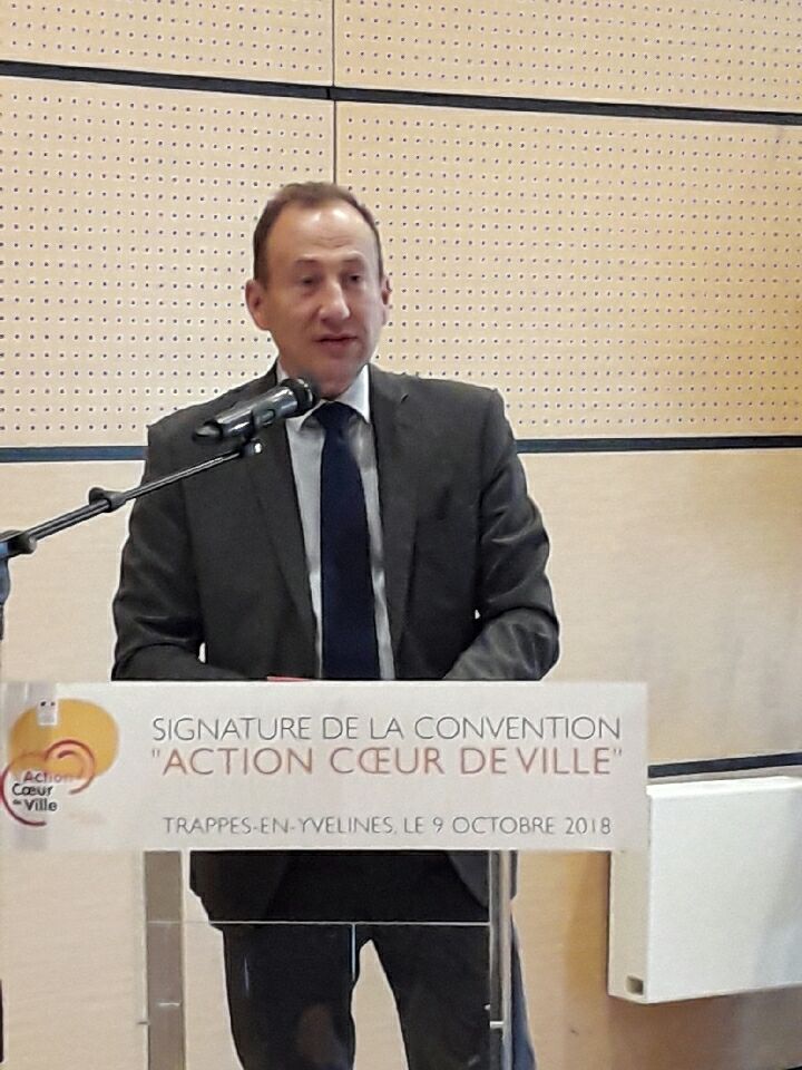 Prefet78's tweet photo. [#Territoires] la convention action #CoeurdeVille a été signée à  @villedetrappes par V. Roberti, secrétaire général de la #Préfecture, @GuyMalandain @JMFourgous @AnneCapiaux pour @Les_Yvelines F.Elia @BanqueDesTerr @ActionLogement @ANAH_Officiel @AnruOfficiel @CCI_78, #CMA78 https://t.co/m96ZZsZLvU