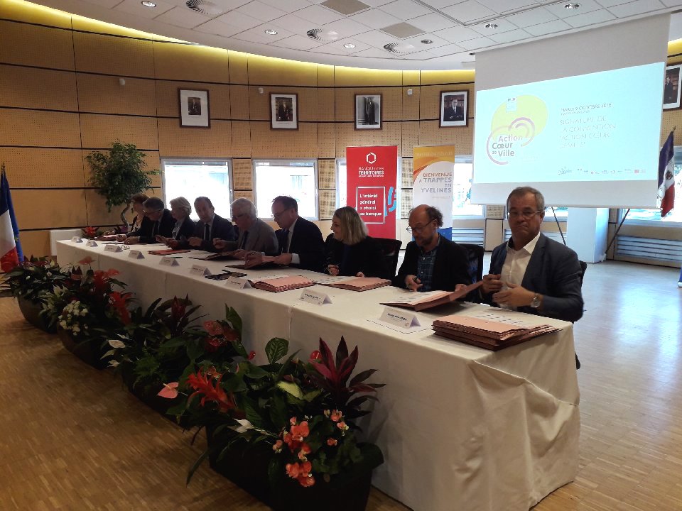 Prefet78's tweet photo. [#Territoires] la convention action #CoeurdeVille a été signée à  @villedetrappes par V. Roberti, secrétaire général de la #Préfecture, @GuyMalandain @JMFourgous @AnneCapiaux pour @Les_Yvelines F.Elia @BanqueDesTerr @ActionLogement @ANAH_Officiel @AnruOfficiel @CCI_78, #CMA78 https://t.co/m96ZZsZLvU