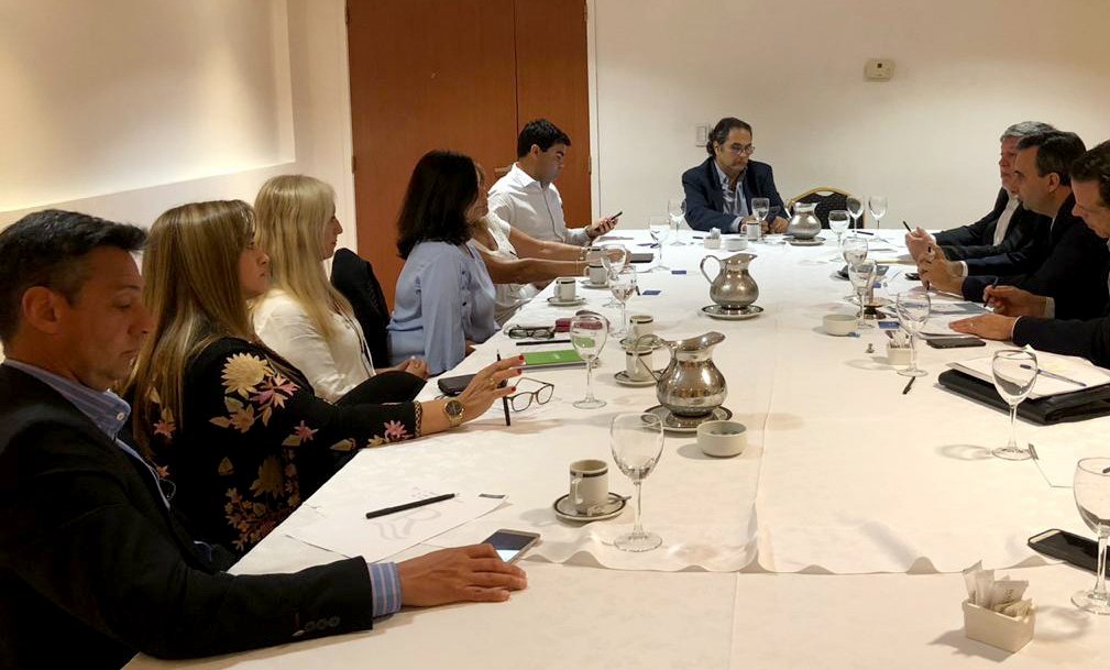 Reunión de trabajo de nuestro presidente <a href="/gustavohani/">Gustavo Gabriel Hani</a> con el presidente de <a href="/ARAV_Rosario/">ARAV</a>, Oscar Vázquez, y la comisión directiva local. Seguimos trabajando para potenciar el sector! #FAEVYT #ARAV #64Workshop #Workshop