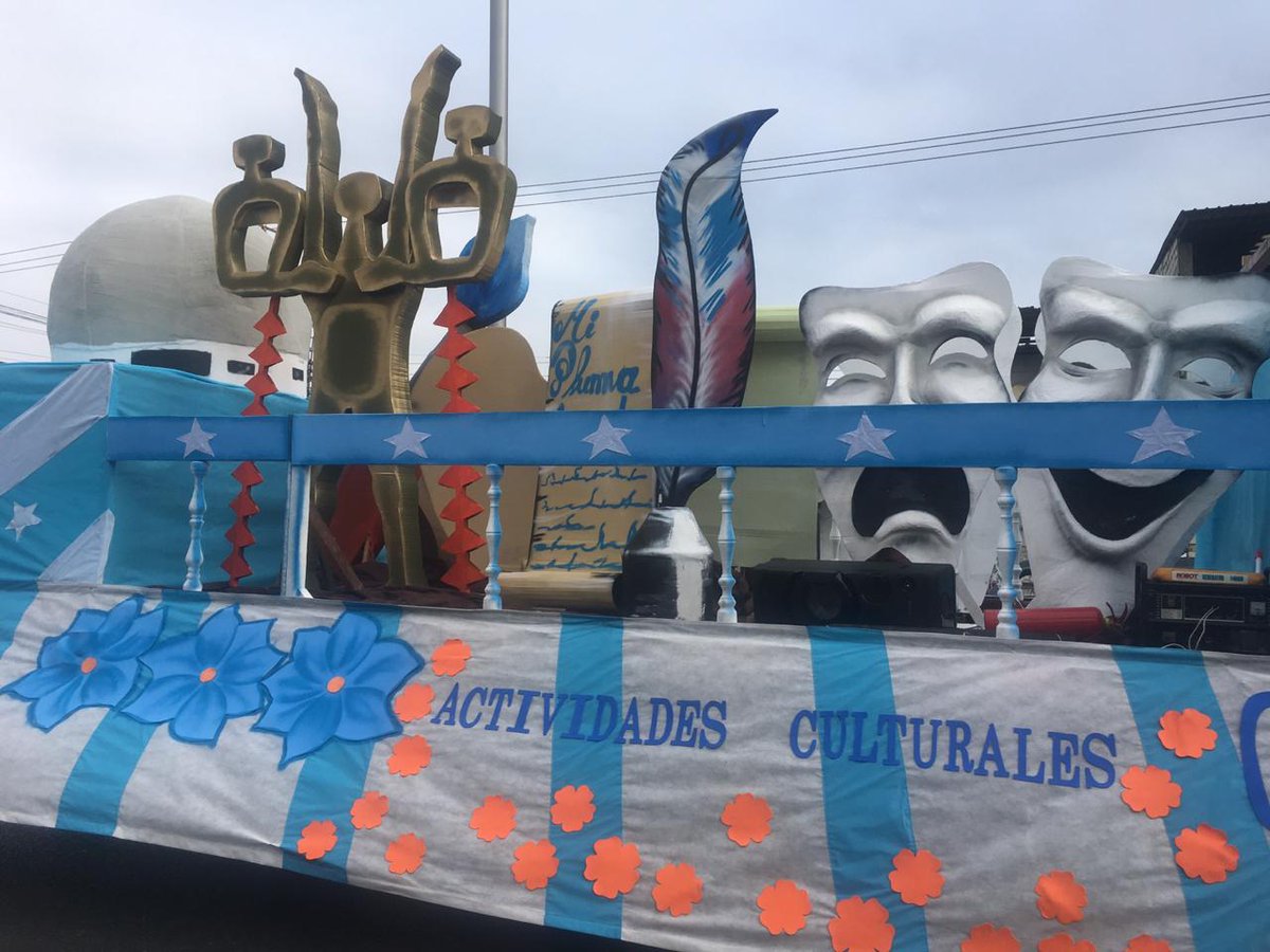 EducacionZ8_Ec's tweet photo. Coloridos carros alegóricos, que representan las campañas de concienciación emprendidas por @EducacionZ8_Ec, acompañan a los 3.200 estudiantes que participan en el desfile estudiantil #MásConcienciaMenosViolencia  por la Independencia de Guayaquil. #PorLaEducaciónEc https://t.co/22PCecjqC8