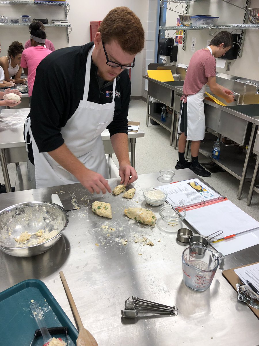 mrschefm's tweet image. Cheddar jalapeño scones! #quickbreads #spicy #biscuitmethod #owbaking #owlpower