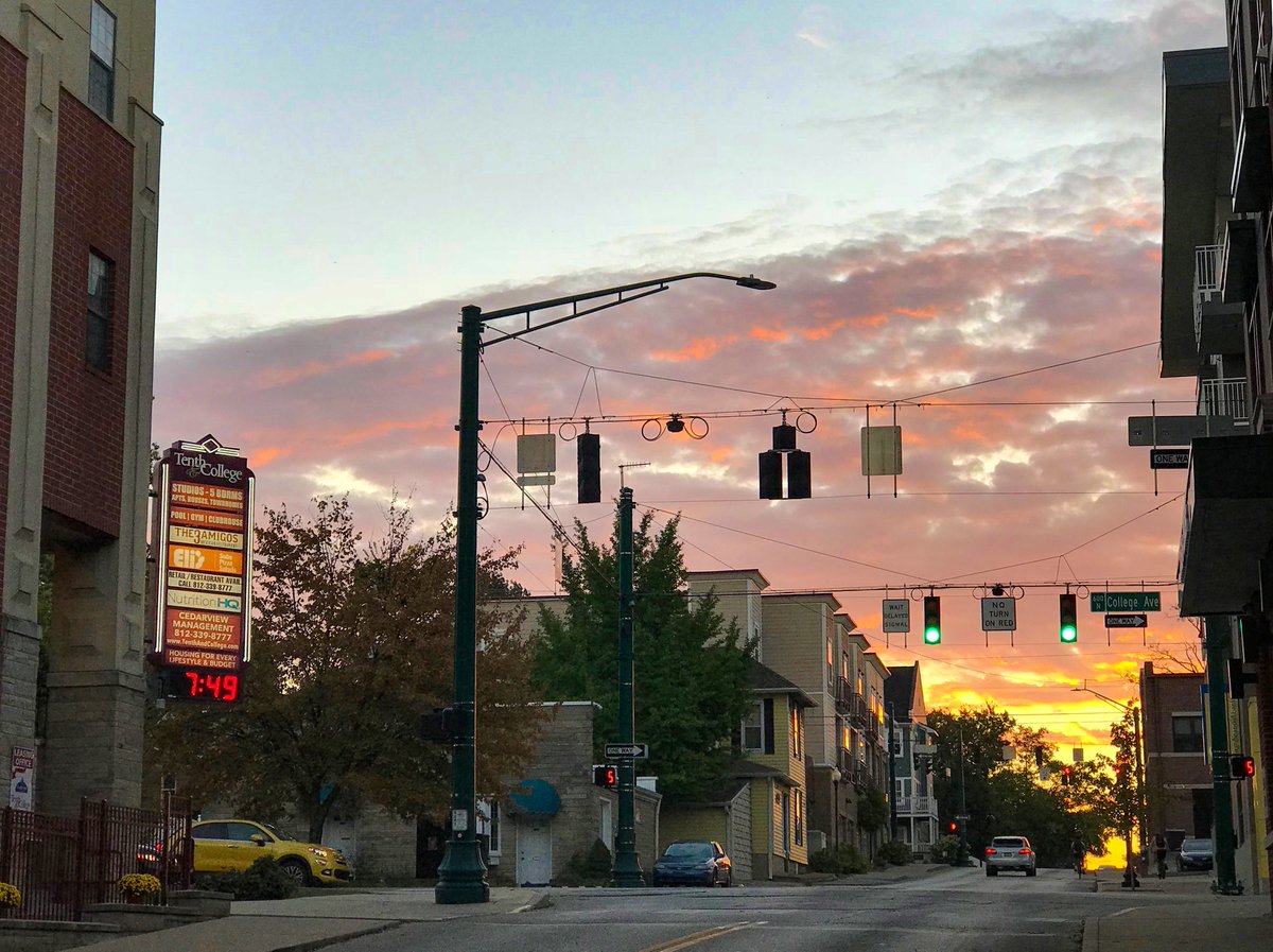 CedarviewMgt's tweet photo. Such a beautiful sunrise today! #sunrise #Bloomington https://t.co/oLiNKJ9SbK