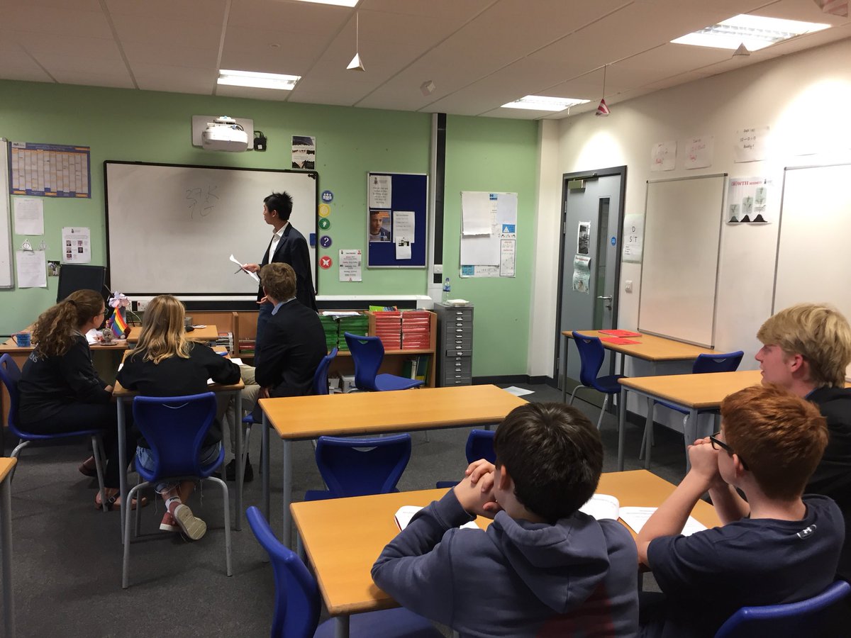 PHayesHazelwell's tweet photo. One of our mentors from Eton College leading a Maths lesson as part of the @HolyportCollege Aspirations Programme. #partnershipinaction #learningafterhours #boarding https://t.co/gB4Mr6pnAd