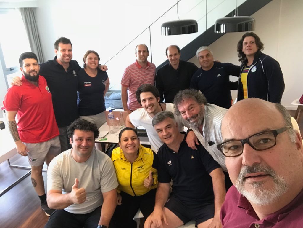 sudamericarugby's tweet photo. El Presidente y el Secretario de Sudamérica Rugby, Sebastian Piñeyrua y Victor Luaces respectivamente, junto al Gerente Guillermo Signorelli, y los participantes de Curso de #MatchCommissioner que se dicta en Montevideo, #Uruguay. 

#ElRugbyNosUne
#AméricaCrece https://t.co/s0rcUh8Vrr
