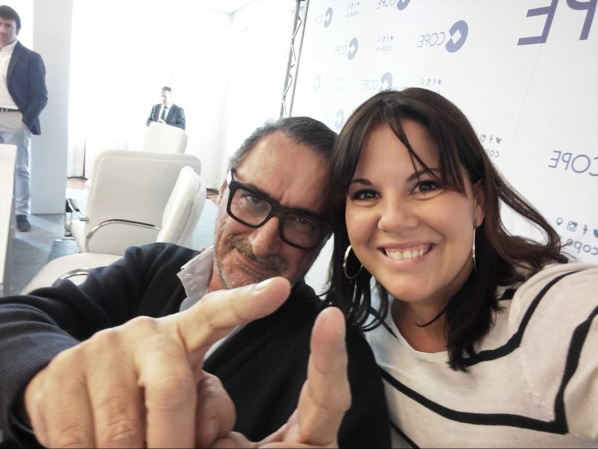 LSERSAN's tweet photo. @carlosherreracr estuve el lunes en Sevilla y fui a verte a la emisora... Pero ya te habías ido...😭 Te dieron mi recado? Vaya lujo de cuidad en la que vives. Saludos desde Tenerife. https://t.co/y6g0PAu8G5