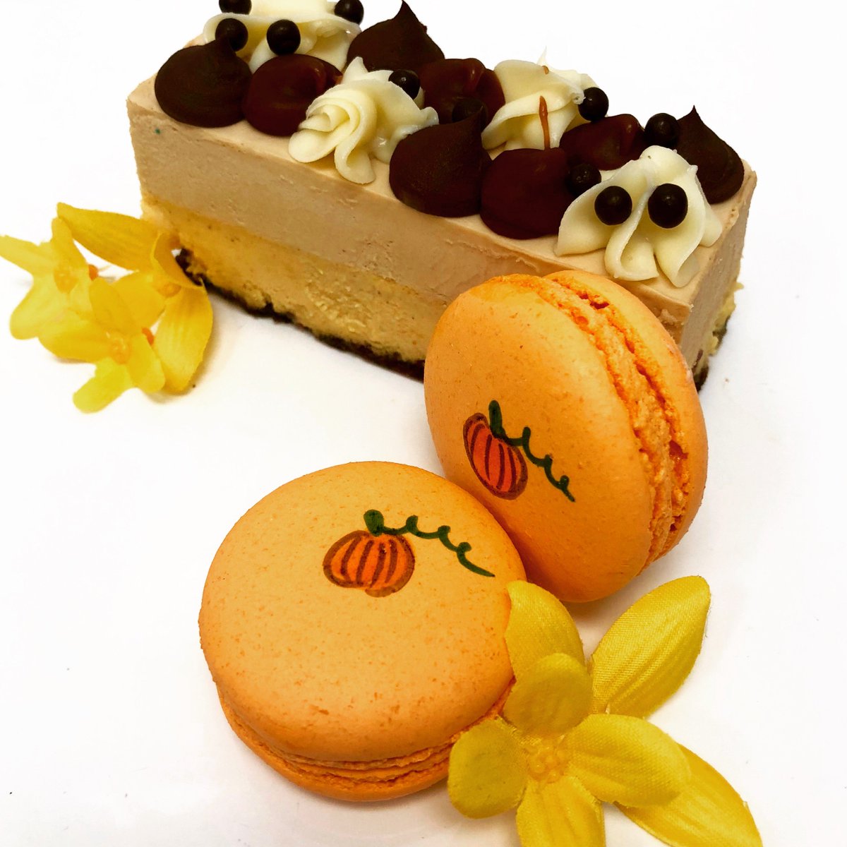 Every chilly autumn evening deserves dessert 🍁🎃🍂. This October, treat yourself with a Pumpkin Spice Latte slice or one our delicious Pumpkin Pie macarons here at La Roux.

#whentastematters #victoria #bc #food #foodphotography #sweet #tasty #treat #delicious