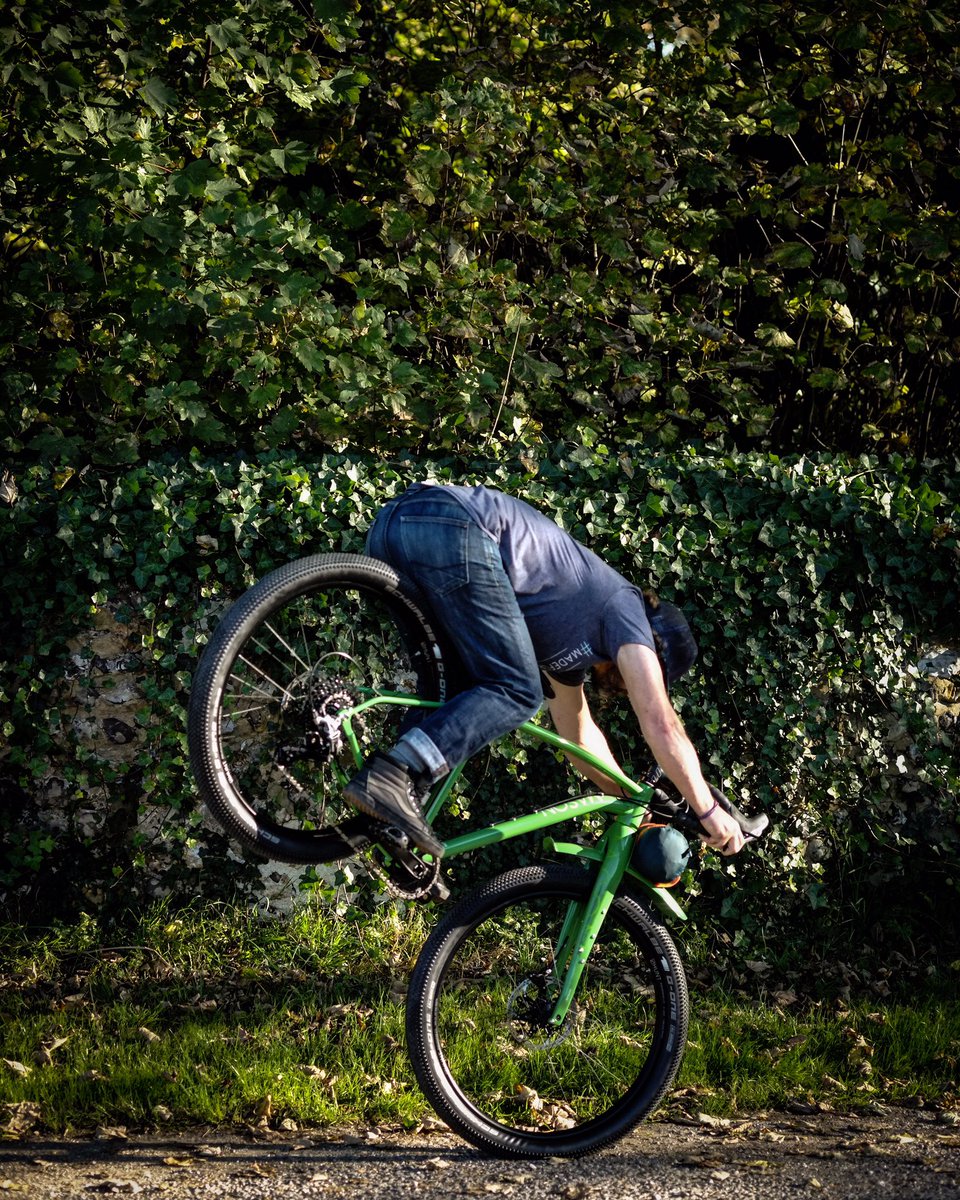 MASON_Cycles's tweet photo. #MasonInSearchOf
.
Dom, endo-testing #MasonShutter fender, #MasonHotShoe fork and @xfusionshox Manic dropper-post, all in one ๐ค๐ป
.
#FastFarGnar #madeformiles #ridedrivendesign #FastFar #MasonISO #MakeProgress
.
@huntbikewheels @SchwalbeUK
. https://t.co/uIifbq7iau