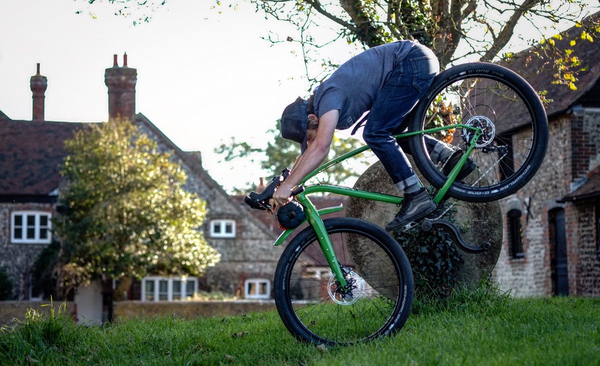 MASON_Cycles's tweet photo. #MasonInSearchOf
.
Dom, endo-testing #MasonShutter fender, #MasonHotShoe fork and @xfusionshox Manic dropper-post, all in one ๐ค๐ป
.
#FastFarGnar #madeformiles #ridedrivendesign #FastFar #MasonISO #MakeProgress
.
@huntbikewheels @SchwalbeUK
. https://t.co/uIifbq7iau