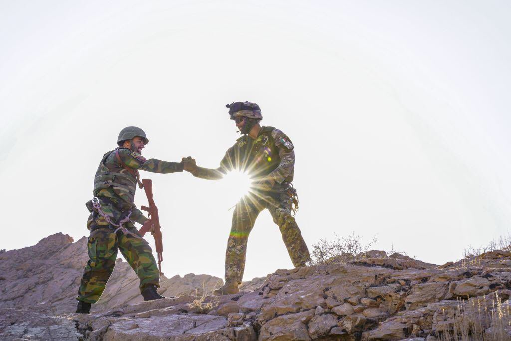 Italian Alpine troops from western Afghanistan train, advise and assist #Afghan National Army soldiers in Mountain Warfare Techniques near Herat. #41United #AfghanStrong #TrainAdviseAssist @ResoluteSupport