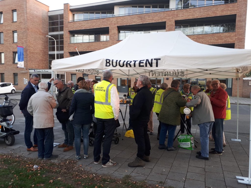 VredeAd's tweet photo. @WA_RsdThema @buurtpreventRSD @toinetheunis @Politie_Rdaal @gem_roosendaal @WijZijnRsd @alwelnl @WvdVeiligheid Dank Dré voor ook jouw aanwezigheid en ook veel dank aan @wa_roosendaal02 en buurtpreventieteams #Landjuweel #Schrijverskwartier #Wildenborch en @WijZijnRsd #Karima @gem_roosendaal en de bezoekers omgeving #Kroevenlaan #Kroeven #Roosendaal https://t.co/gEaEuU6OHG
