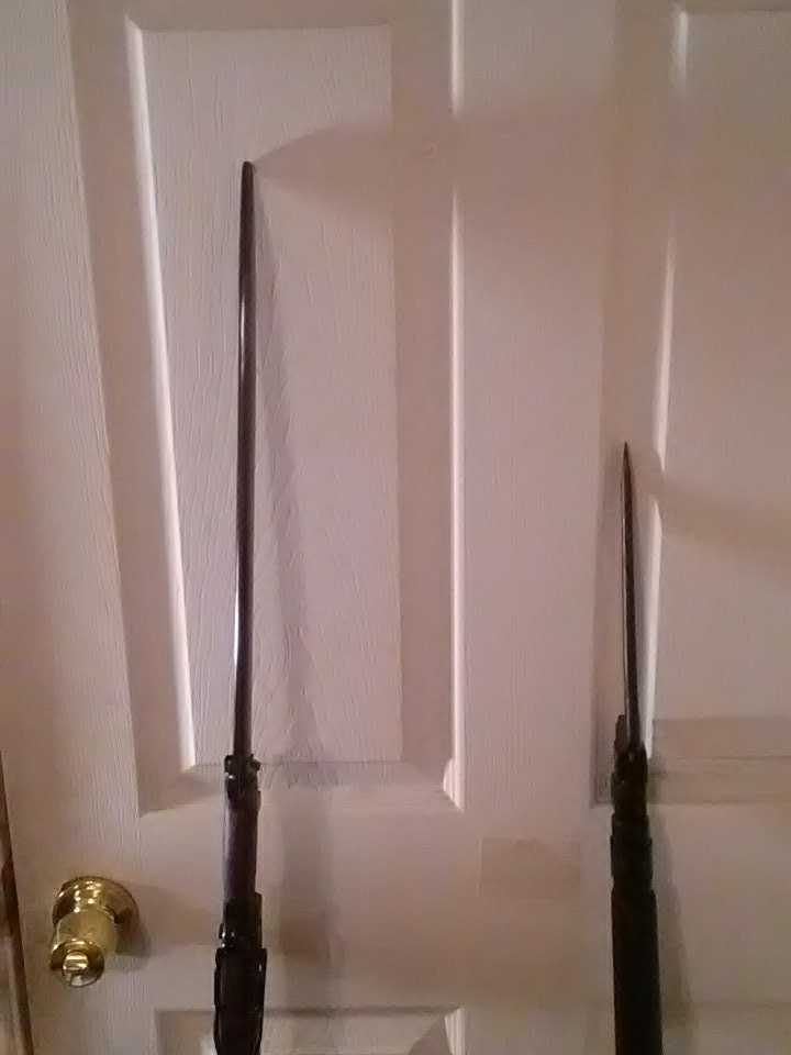 FinntheCheese's tweet image. In other news, I got my Type 99's bayonet and Enfield's spike bayonet in today! Holy heck I've never cleaned so much cosmoline before! #guns #type99 #no4mk1 (well an mk1 converted to an mk2) #arisaka #leeenfield #Enfield