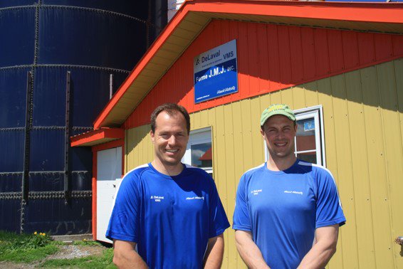 DeLavalCanada's tweet photo. Francois and Patrick Cloutier are the 4th generation at Ferme JMJ, milking 51 cows with one VMS robot. Producing 106 lbs/cow made them a 2018 top #VMSPRO producer. They attribute their success to efficient communication and an increase in production after installing the VMS. https://t.co/dhrL6JUxBE