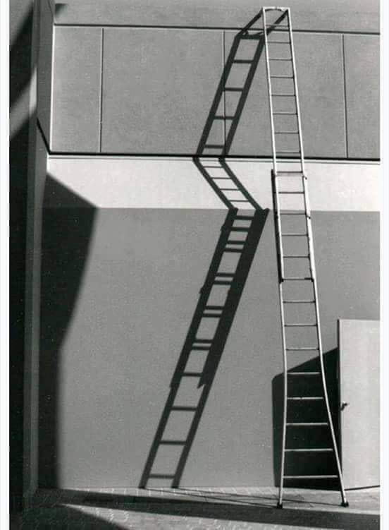 مادمت تمشي مستقيما .. 
لن يهمك ان ظهر ظلك للناس أعوج ..