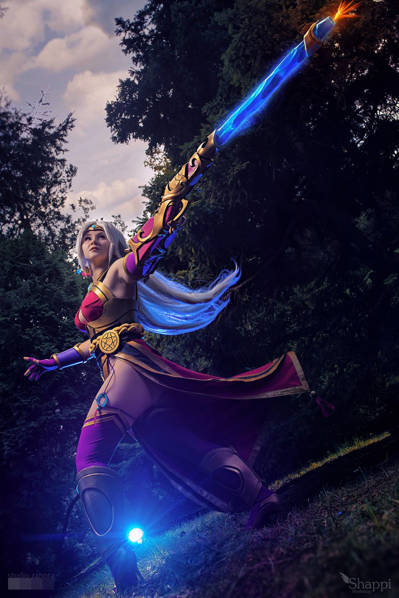 ShappiWorkshop's tweet photo. "Kneel!"
I also am super happy to annouce that I will be at  #HRX next month with my Lian from @PaladinsGame !! 😍Thank you so much HiRez team!! I cant wait to go back to  USA, its going to be such a blast! 😊

Photo by @studiozahora https://t.co/rSfwaohXPI