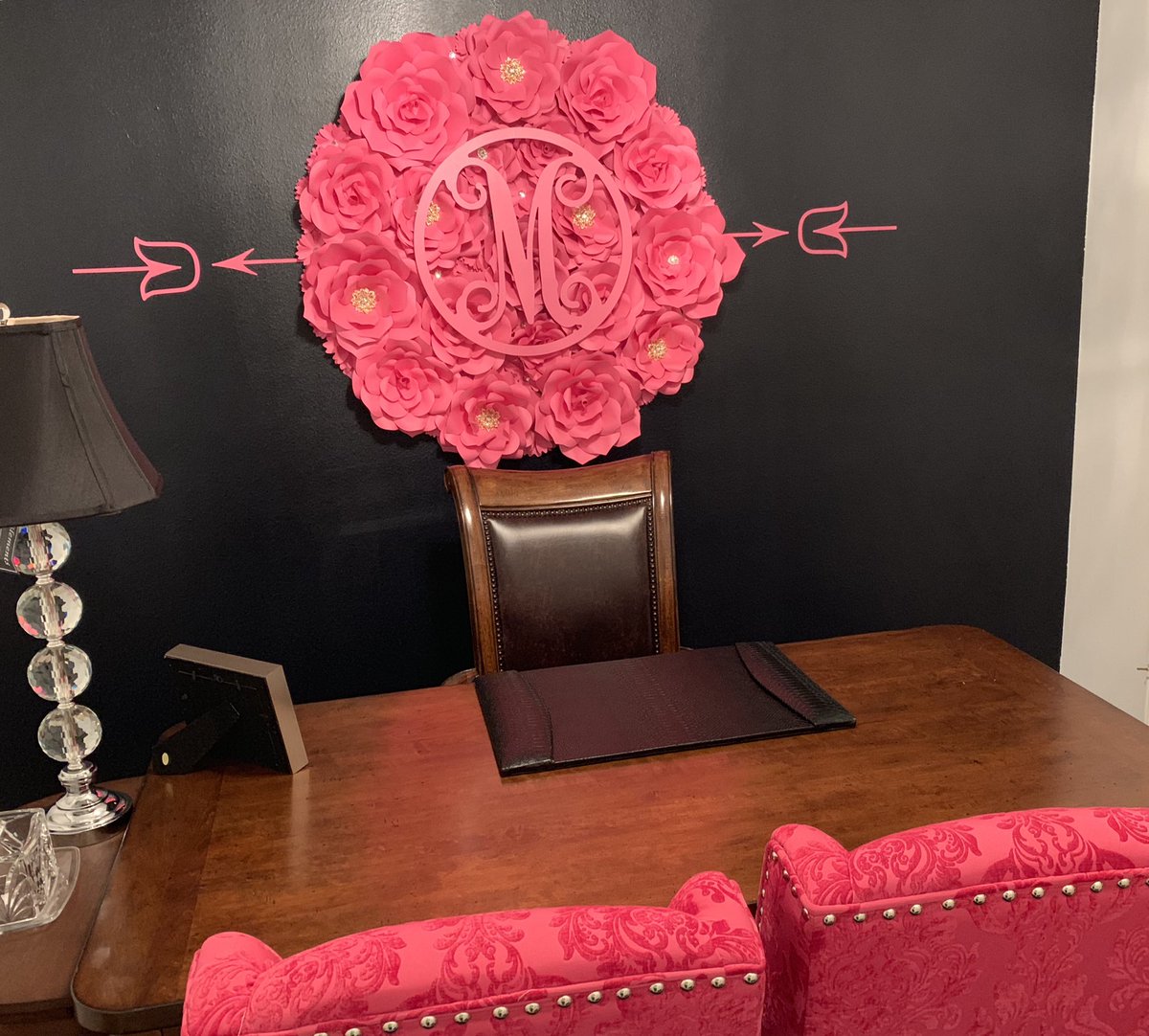 LRiliece_Events's tweet photo. It was such a pleasure to create this monogrammed circle paper flower wall for Delectable Dessert Boutique owner, Lady M. Paper flowers make the perfect home office decor!
#paperflowers #pinkpaperflowers #paperflowerwalldecor #homeofficedecor #paperflowerbackdrop #circlebackdrop https://t.co/2CmmzyG4xa