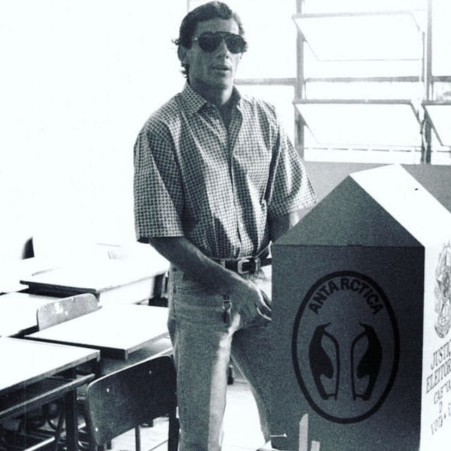 Interlakes_br's tweet photo. Boa tarde a todos ! 
Espero que tenham votado com consciência, o nosso chefe está olhando lá de cima hein ! 😉 https://t.co/QiY22fIz2e