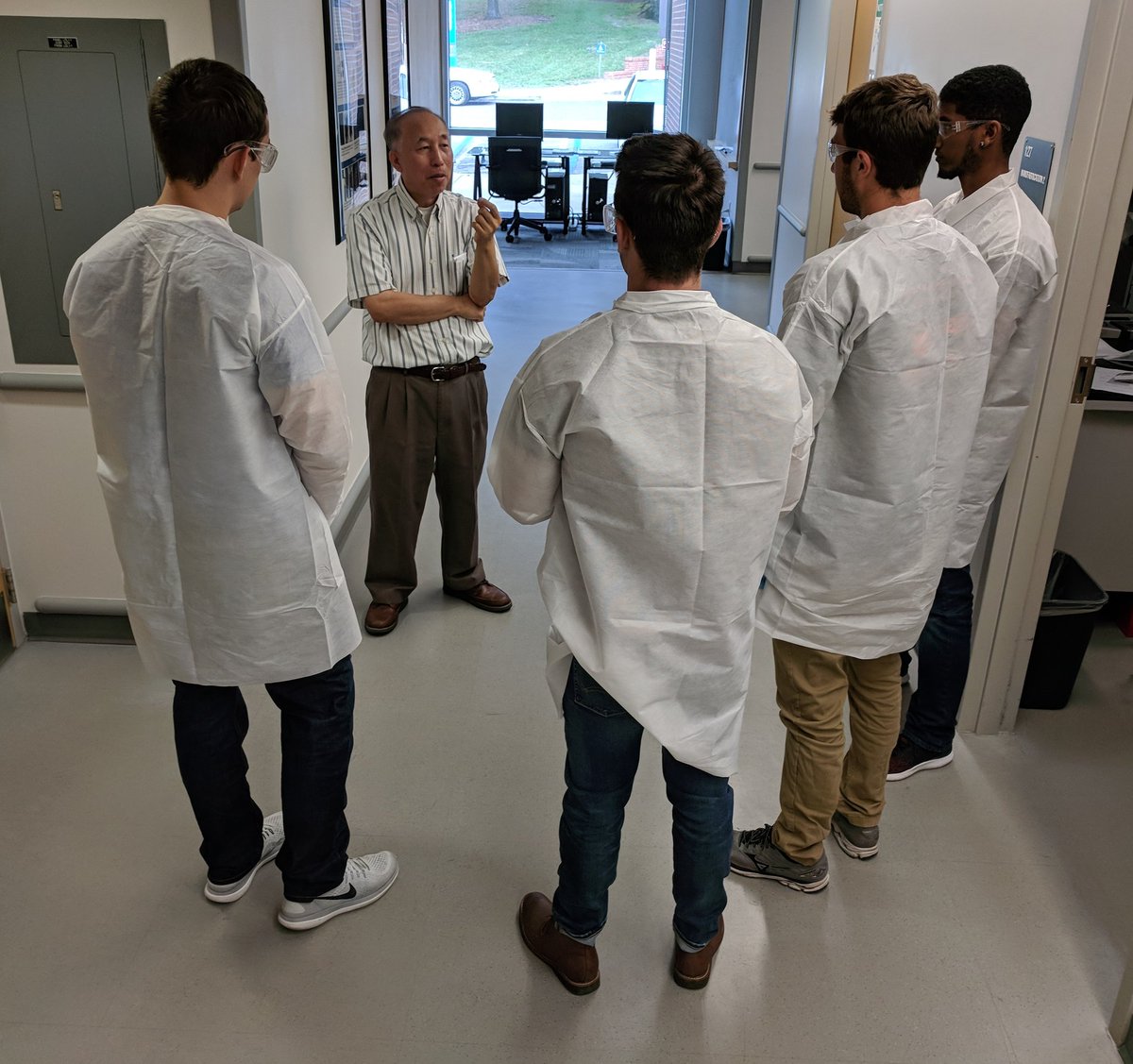 During #NationalNanoDay at <a href="/UF/">FLORIDA</a>, students are actively engaged in hands on learning about #nanotechnology from Prof. Fan Ren from <a href="/UFLChE/">UF Chemical Engineering</a> in the <a href="/UFNIMET/">NIMET</a> building.