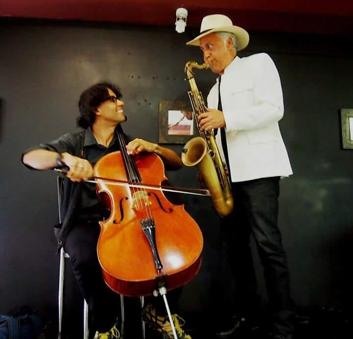 edysaxo's tweet photo. Porque todos los días son buenos para recordar momentos de gran complicidad y disfrute de la música! Aquí en un toque con mi amigo @borismarcano en la Krokante! Y mejor no cuento el chiste! Jejeje! 

#jazz #musica #musicos #violonchelo #saxofon #flauta #borismarcano #edysaxo https://t.co/ACktV0uEOW