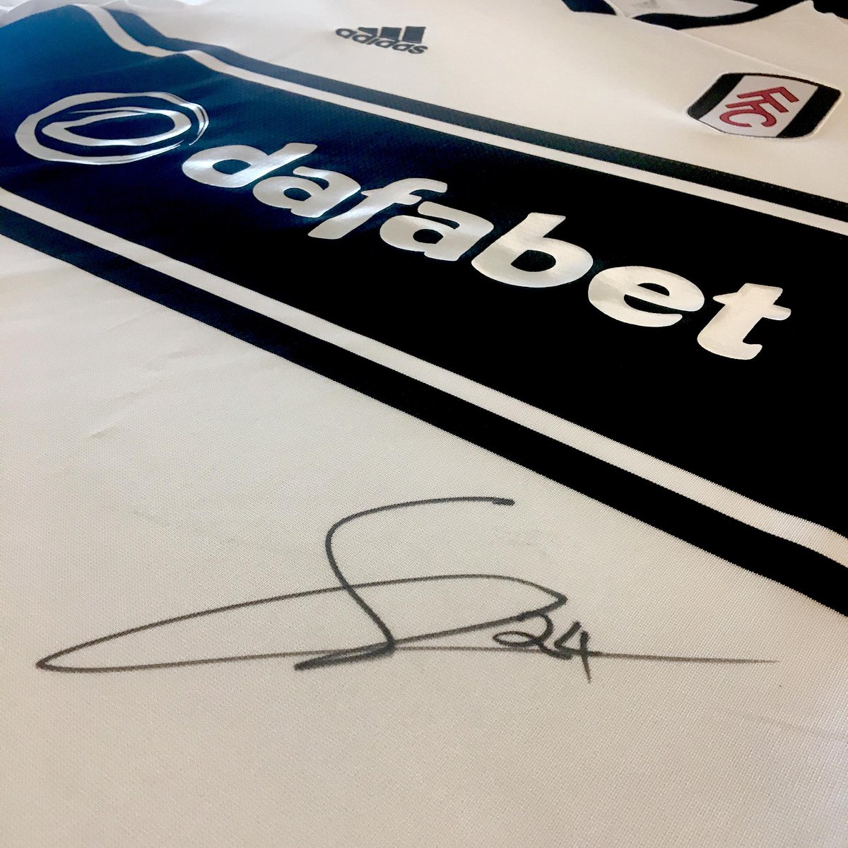 We're giving away this season’s <a href="/FulhamFC/">Fulham Football Club</a> home shirt signed by our August Carling Goal of the Month winner Jean Michaël Seri! RT &amp; Follow to be in with a chance of winning #FFC T&amp;Cs: bit.ly/2OUrgBL