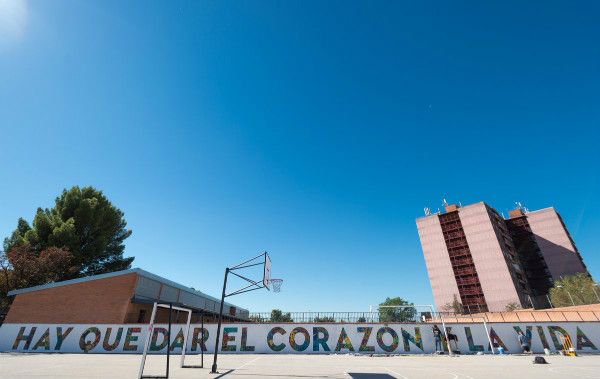 opusdei_es's tweet photo. Unas palabras de @sJosemaria en un mural pintado por 2.000 alumnos. @ColegioTajamar https://t.co/yZOjhL2d6K https://t.co/0i7SBxCg4h