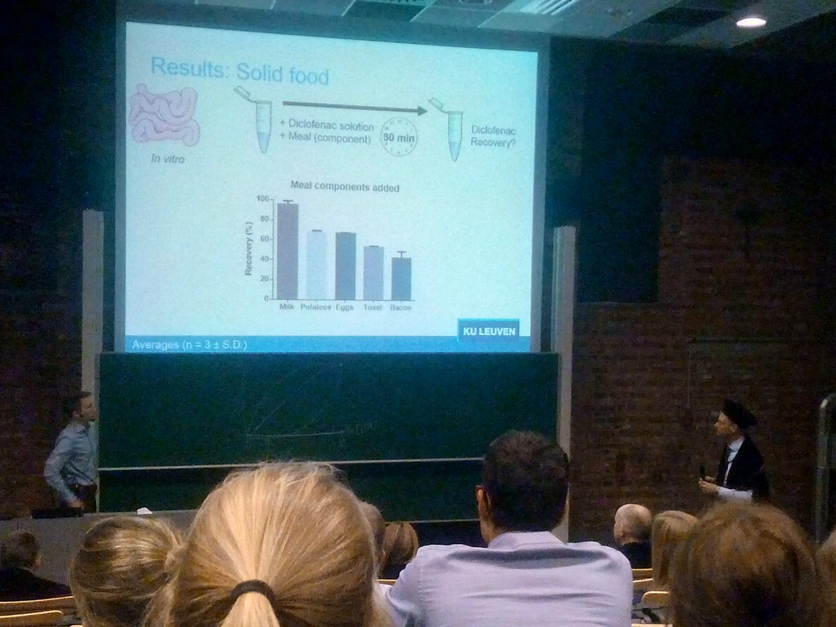 Jari Rubbens and René Holm discussing bacon (and drugs) during Jari's PhD defense