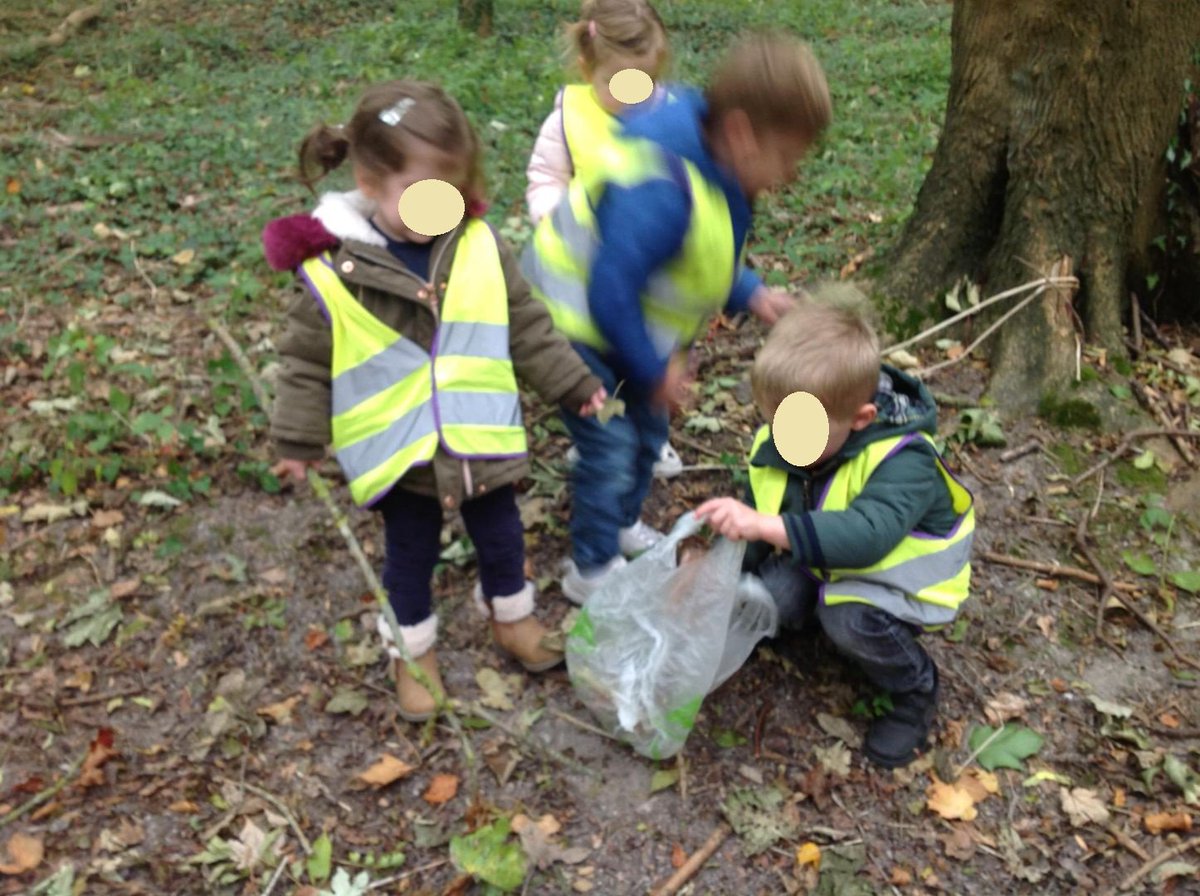 SpringNurseryH's tweet photo. Last Friday our Dragonfly group went for a walk in the woods to collect leaves for our Discovery Area and Displays. It was great to see how much the woods have changed since our last walk. #Autumn #Springgrowlearn #changingleaves #Outdoorplay ๐๐๐ https://t.co/dSaj1ObNOc