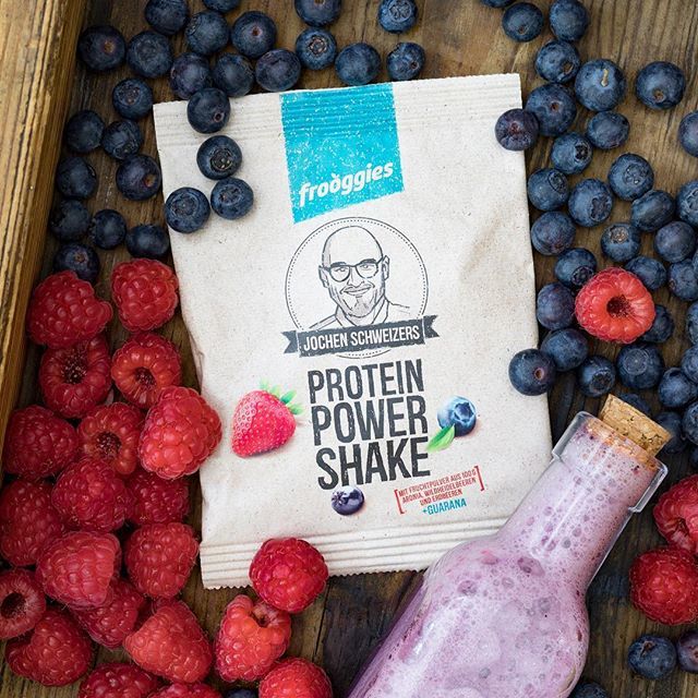 _trendbox_'s tweet photo. Der leckere Proteinshake von @frooggies lässt sich super schnell mixen und versorgt dich mit wertvollen Vitaminen und Proteinen 💪🏼🍇 #trendraider #trendraiderde #berlin #startup #winter #überraschungsbox #surprise #geschenkidee #nachhaltig #food #heal… https://t.co/qmQtimxawG https://t.co/WODXp0kq0B