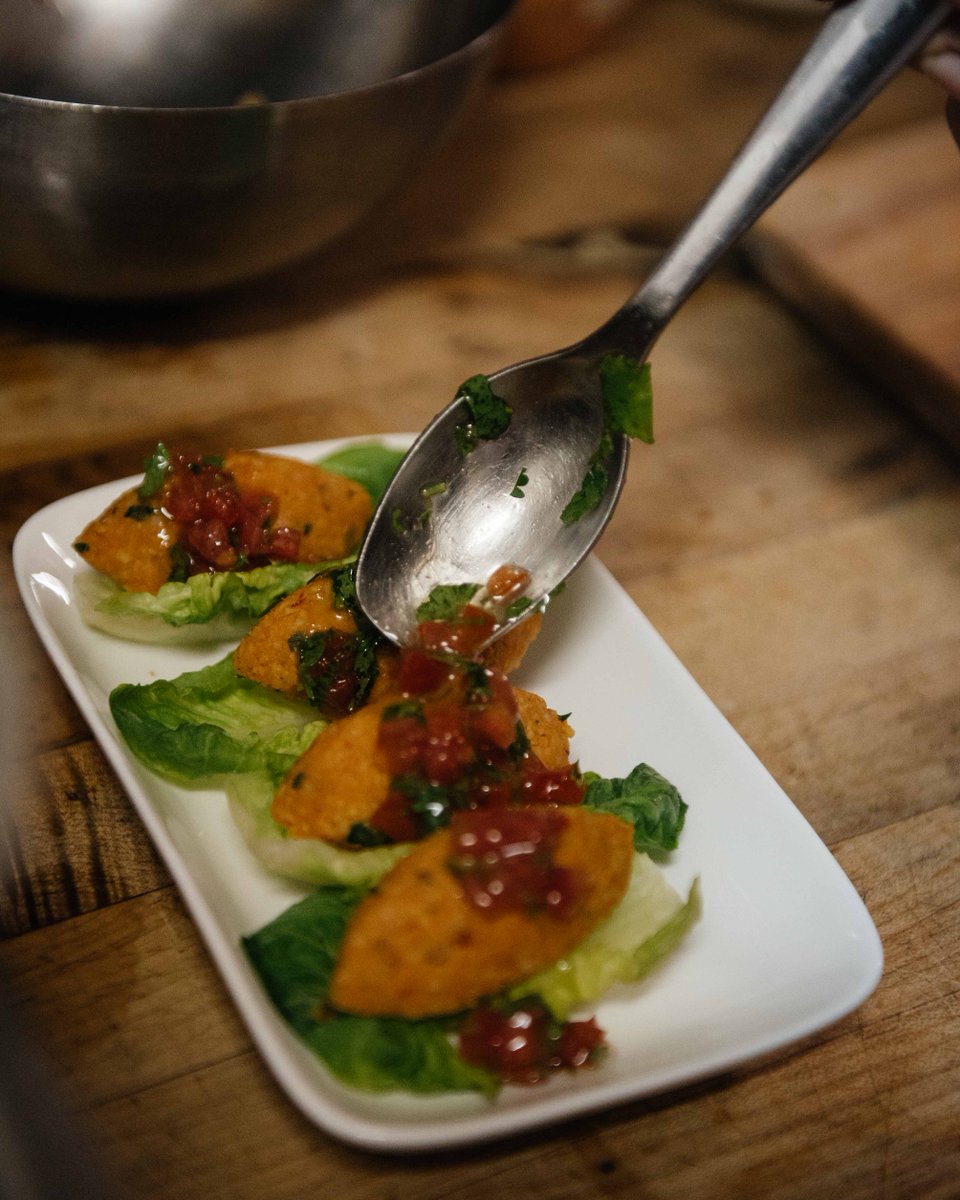 Un classique du Su: Boulettes de lentilles rouges et boulgour avec salsa. Vous connaissez? / A Su classic: Lentil and bulgur patties with salsa. Have you tasted it? #Montreal #mtlatbale