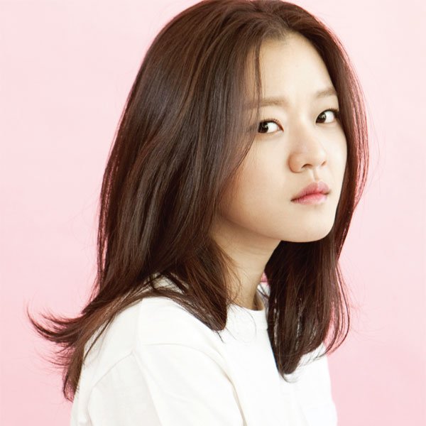 47. 우희진 아까 제가 헬레나 본햄 카터 적은 것 같은데 우희진씨 좀 헬레나 느낌 아닌가요... 옛날 얼굴이 하나도 안 변하고 그대로라는 것도 너무...