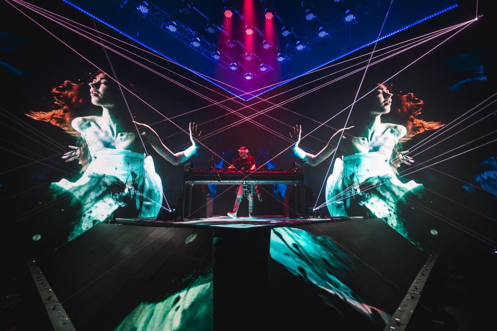 thisiscomix's tweet photo. Moment. @alesso #visualsbyComix #ComixVj https://t.co/ZLzQN0wVti