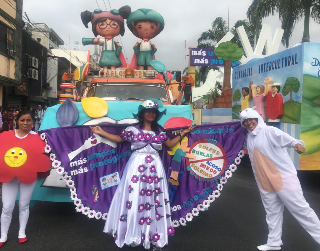 EducacionZ8_Ec's tweet photo. #MásUnidosMásProtegidos es una de las temáticas del desfile estudiantil que presenta hoy @EducacionZ8_Ec por los 198 años de Independencia de Guayaquil. #PorLaEducaiónEc https://t.co/9MWHmQ86Zb