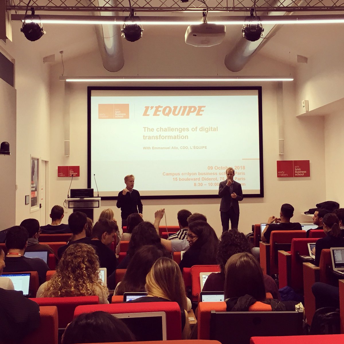 AnneClaire64's tweet photo. Back to school!🎒Merci à @ahaincourt pour l’accueil à @EMLYON et @emmanuelalix de @lequipe pour son intervention sur la #TransformationDigitale. Merci également à @flacaure de @CompPhenix qui a rendu cela possible. #digisport #sportRH https://t.co/9JDTo9H40I