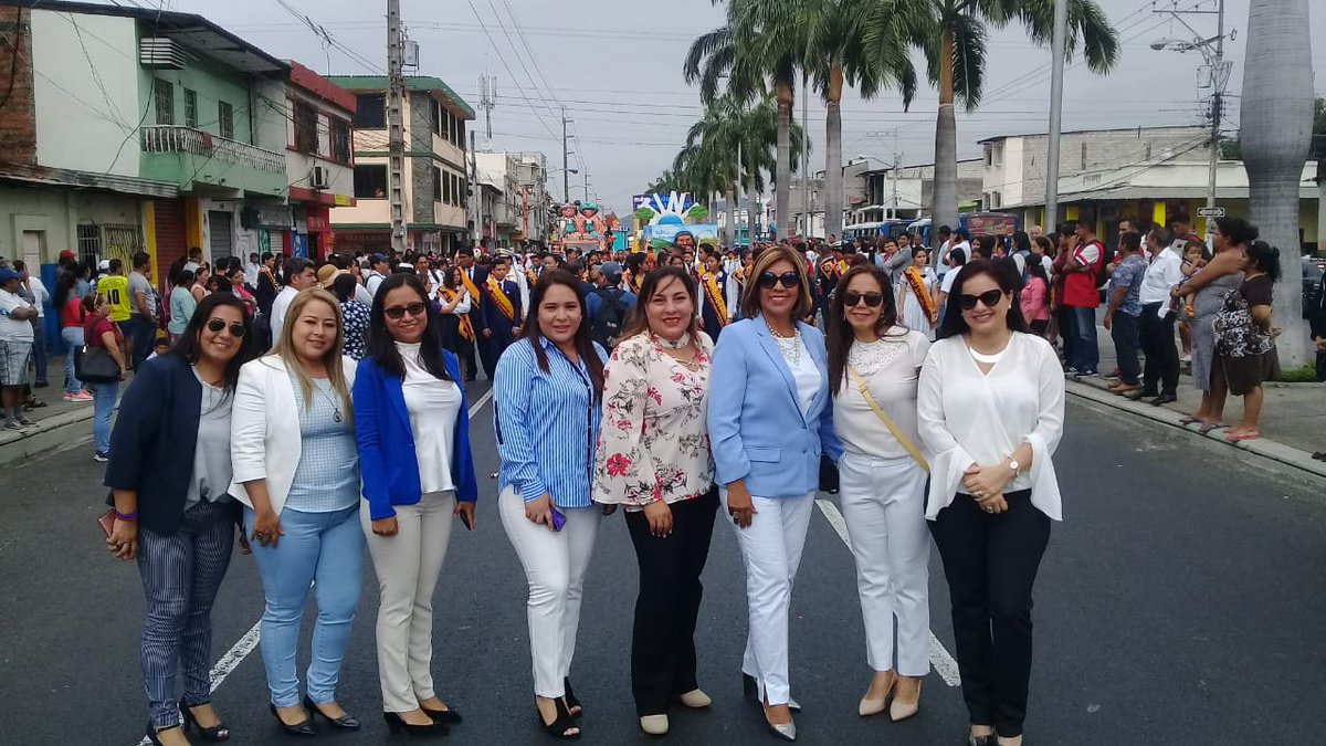 EducacionZ8_Ec's tweet photo. #MásUnidosMásProtegidos es una de las temáticas del desfile estudiantil que presenta hoy @EducacionZ8_Ec por los 198 años de Independencia de Guayaquil. #PorLaEducaiónEc https://t.co/9MWHmQ86Zb