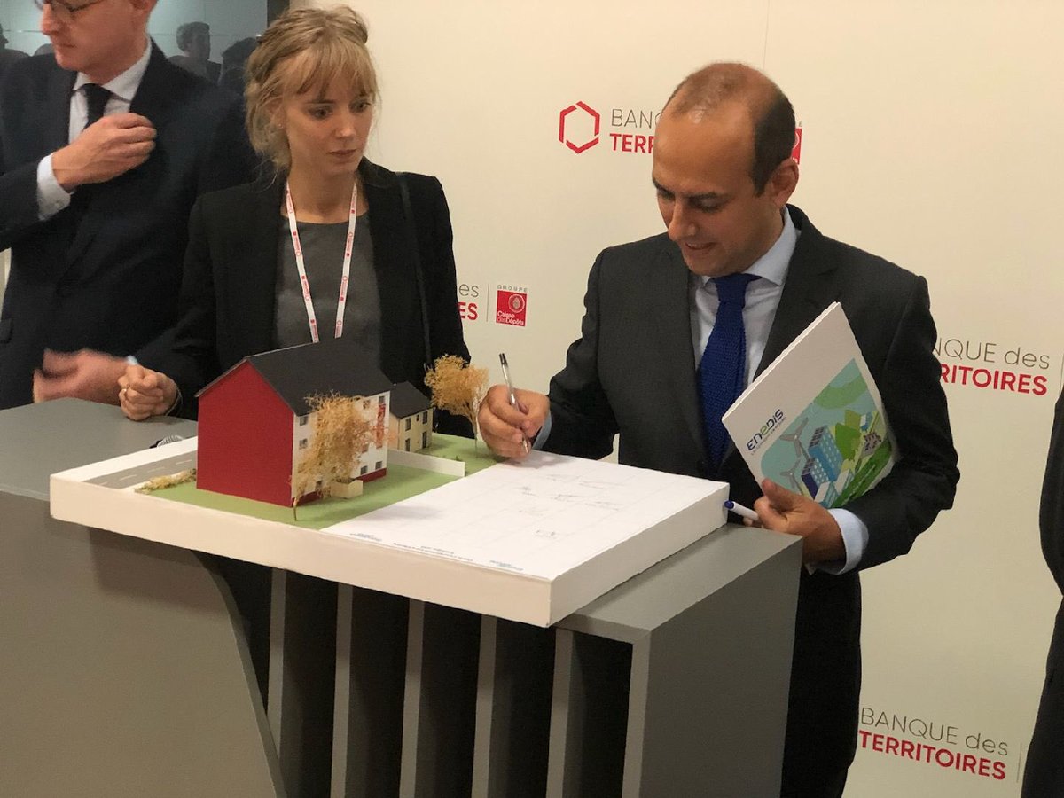 #endirect du #congresHlm <a href="/enedis/">Enedis</a> est #facilitateur de la #rénovation #énergétique des bâtiments. Didier Nadal, Directeur Régional <a href="/enedis/">Enedis</a> Nicolas Machtou, Directeur Délégué <a href="/enedis/">Enedis</a> et Sebastien Delpont de <a href="/GreenFlex/">GreenFlex</a> signent une convention #TransitionEnergétique