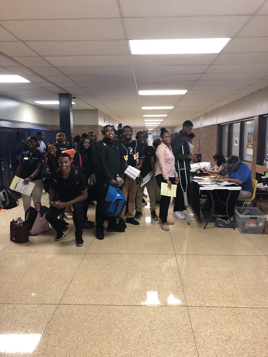 uhsa19's tweet photo. Look at our seniors buying their cap and gowns. #bettersafethansorry https://t.co/Mli8iwu1tY