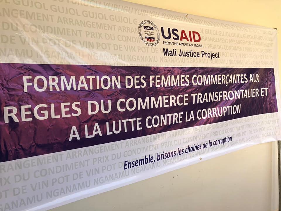 MJPMali's tweet photo. Formation des femmes commerçantes aux règles du commerce transfrontalier et à la lutte contre la corruption au Mali. Mali Justice à travers sa composante 3 renforce les capacités des usagers leurs droits mais aussi à leurs devoirs. #AucunPaiementSansQuittance https://t.co/dFqqLpWWDh