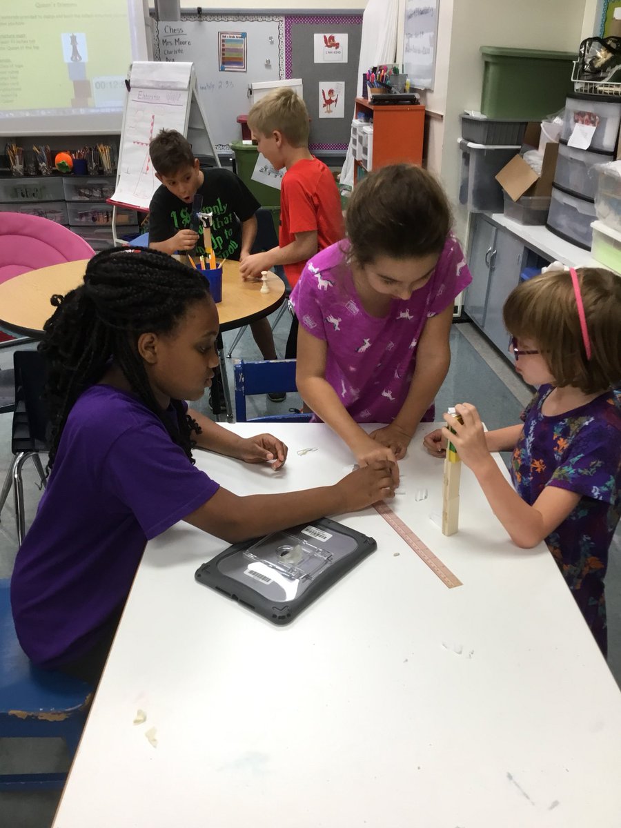 MooreClass803's tweet image. Queen’s Dillemma - can you build a 10inch tower for the stranded Queen? #creativedesignchallenge @RobinsonElem #robREACH #3rd