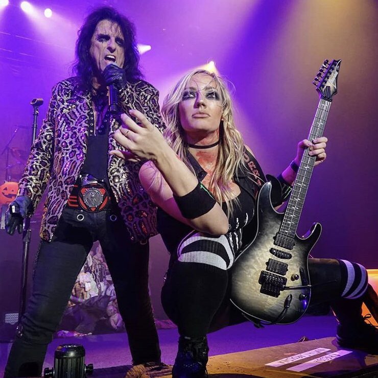 hurricanenita's tweet photo. This photo was taken last night the exact moment after @alicecooper smacked a pick out of my hand mid solo 😅
 
Photo: Jonathan Gavin https://t.co/XhvCbEh1Lz