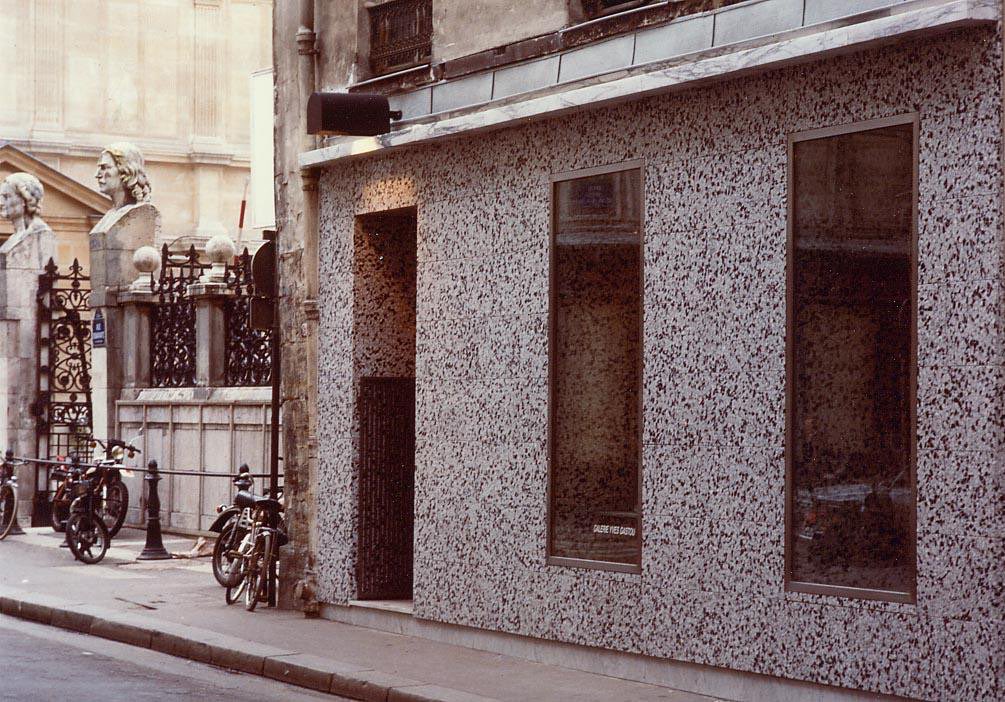 v_lorelle's tweet photo. Quel point commun entre la galerie @YvesGastou signée #EttoreSottsass en 1985, un pendentif #HermespetitH de #NicolasDaul & #JulienDemanche & #hôtelnationalArtsetMétiers rénové par #RaphaelNavot en 2018? 1 matériau qui fait tache: le terrazzo! https://t.co/tUUUerUIIB https://t.co/XKfdtDcSu0