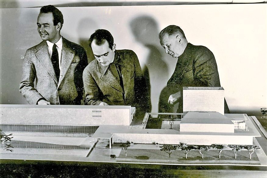 ld_antoni's tweet photo. #UnbuiltTuesday Eliel and Eero Saarinen and J Robert F Swanson: model of their prize-winning design in the 1939 competition for a proposed Smithsonian Gallery of Art
📷 SAAM https://t.co/jCUXQc6uWx