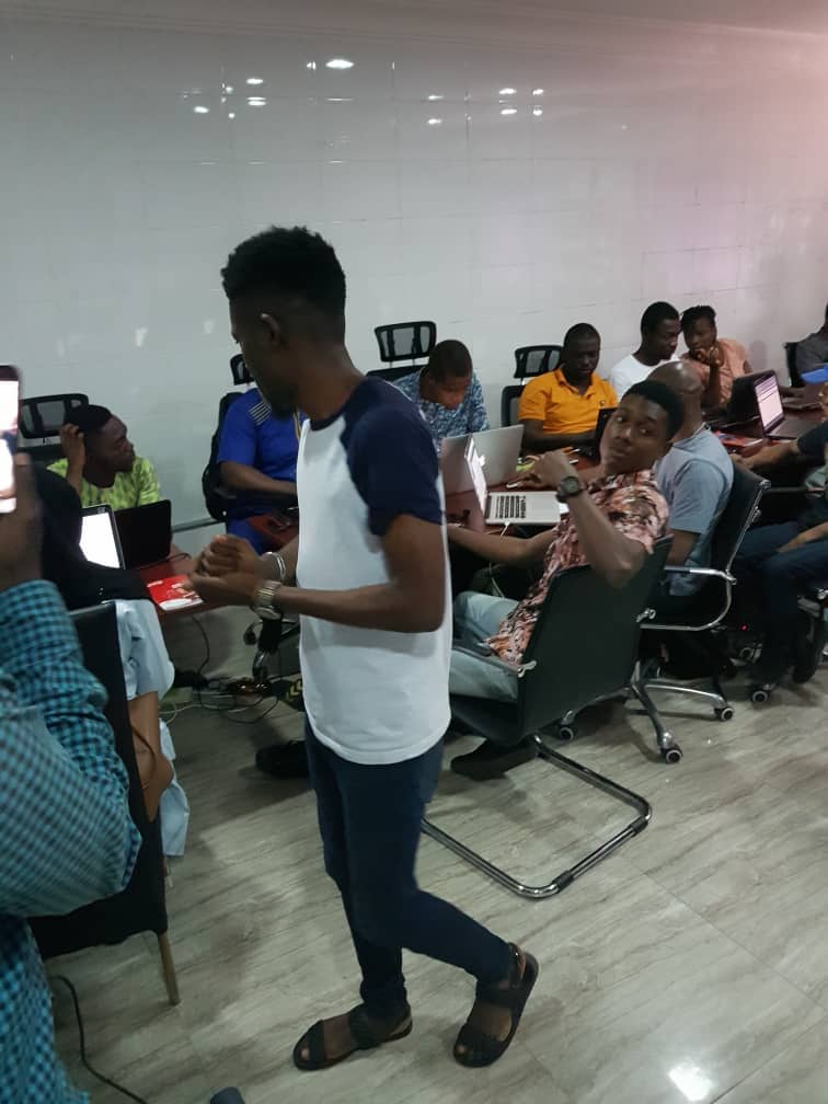 Netowsolutions's tweet photo. #techtuesday Co-Founder Netow Solutions Limited @tobyfagboh in a software training session at Summitech Nigeria..
#softwaretesting
#softwaredeveloper
#SoftwareEngineer
#QA
#Netowsolutions https://t.co/wRpZtozqm1