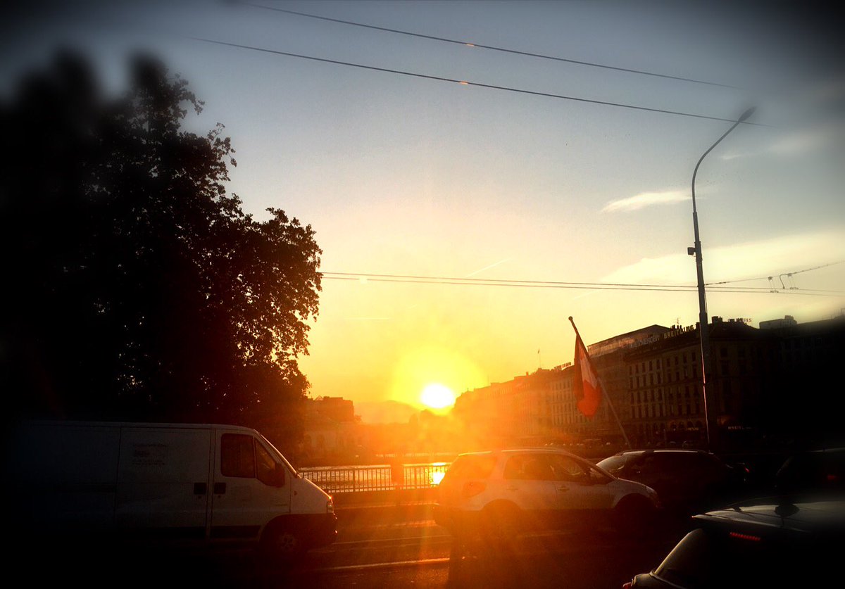 tanakmot's tweet photo. Geneva’s sunset https://t.co/XhO8MEB0Aa