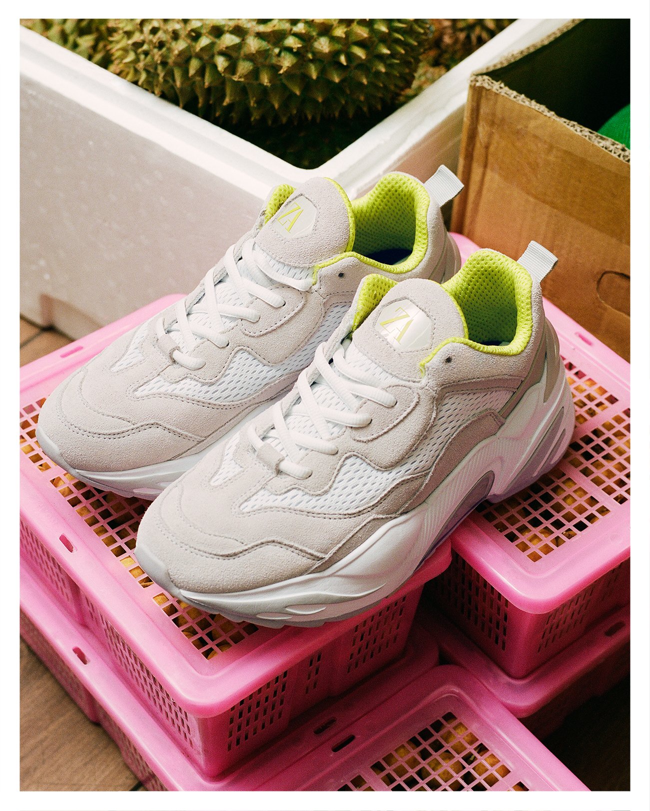 Forud type overskridelsen tilbehør ZARA on Twitter: "The chunky trainers are rife on the streets via white  soles and bright colors https://t.co/QjnXkE2rhh https://t.co/PVvQKo8T5R" /  Twitter