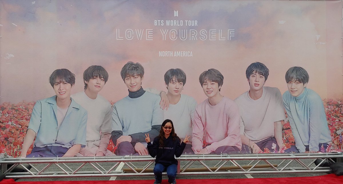 DWSnoopy's tweet photo. 2018.10.06 Wasn't sure how it was going to be going to a concert by myself but met some awesome Armys 💜💜💜 Having a family like Army and BTS is amazing. Can't wait for next year!! 😄😍 @BTS_twt #BTS #BTSARMY #BTSLOVEYOURSELFTOUR #BTSinCitifield #BTSxCitifield #방탄소년단 https://t.co/9Mg2hnyvVG