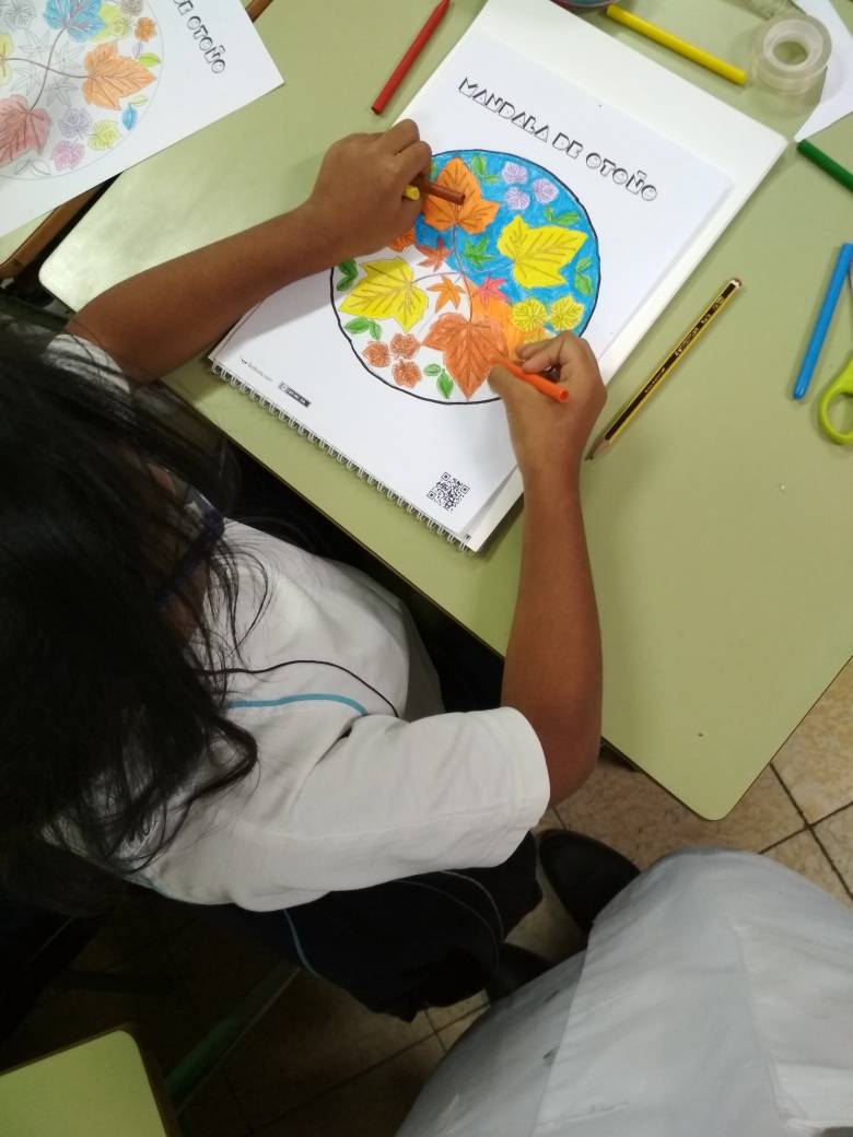 FEFCValladolid's tweet photo. El otoño llega a 2º de primaria con estos chulisímos mandalas. #fefcoll #anunciatavalladolid https://t.co/uozoMe2hf4