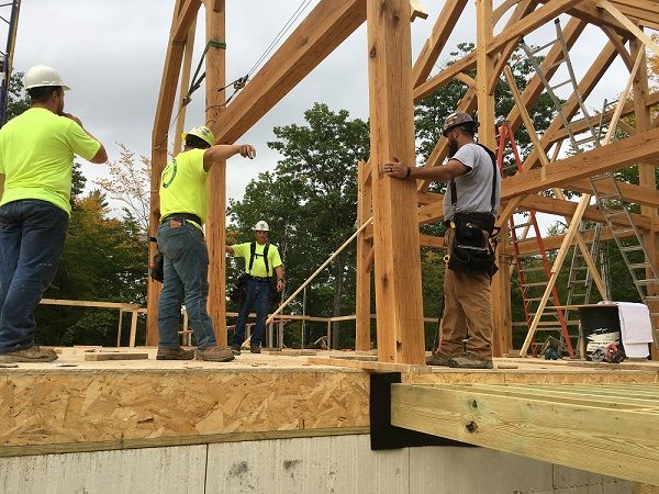 RiverbendTF's tweet photo. Last week we raised a timber frame for our clients in Maine. View the construction photos here. https://t.co/XN4esoQqfJ #Maine #ThePineTreeState #construction #timberframe #home #customhomes #homebuilders #builders #timberhomeliving https://t.co/CjhkSFjjad